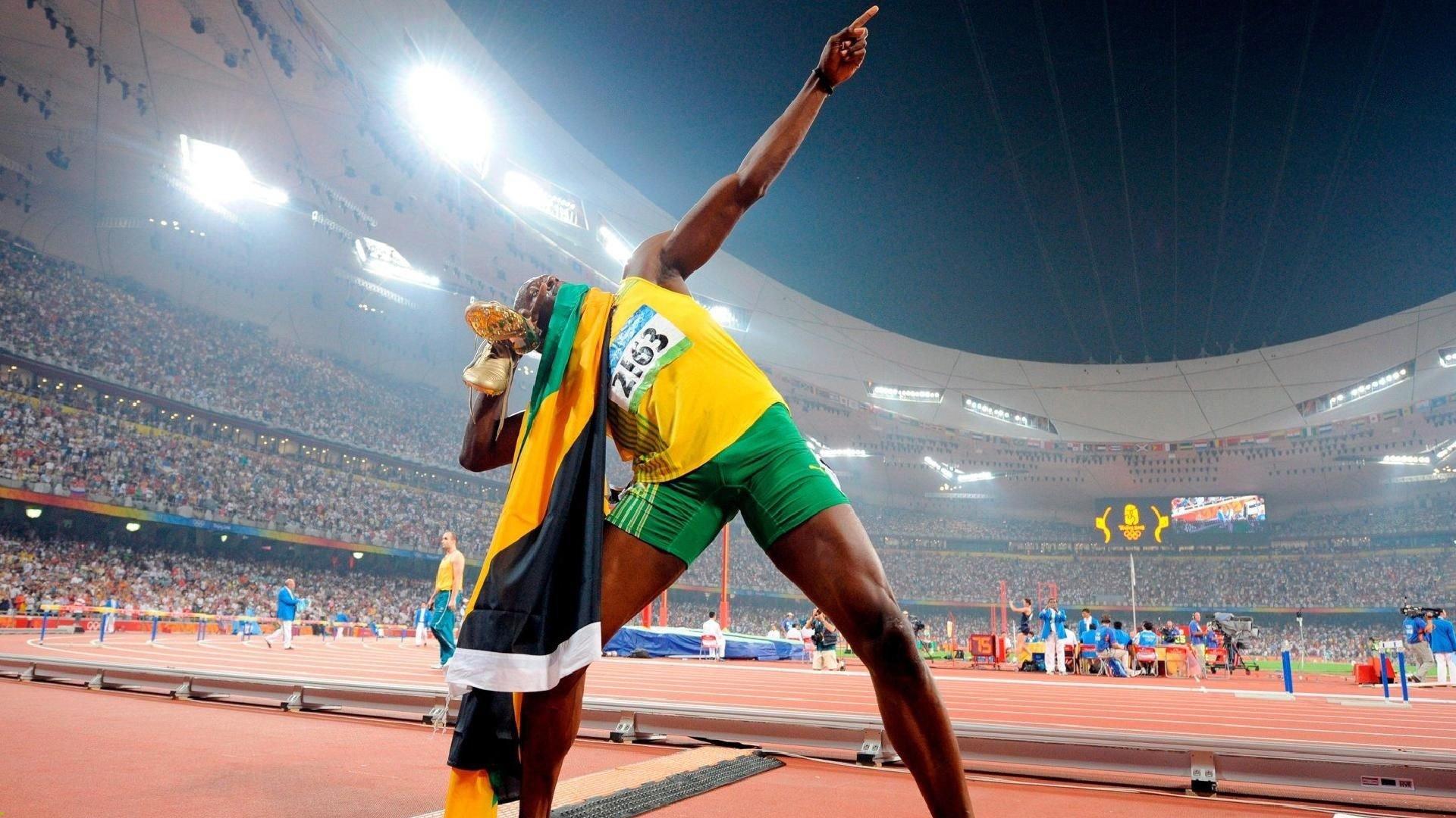 梅西梅开二度助迈阿密国际逆转取胜,球迷沸腾见证球王风采